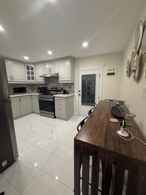 Refrigerador, microondas, horno y parrilla de estufa 