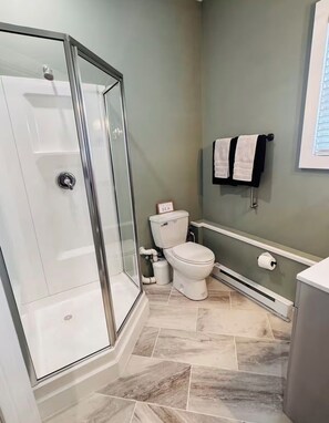 Regadera, toallas, jabón, papel de baño 