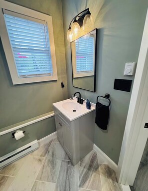 Regadera, toallas, jabón, papel de baño 