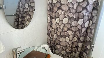 Appartement Standard, patio, vue piscine | Salle de bain