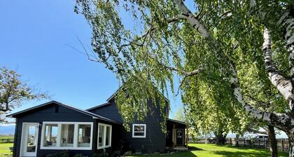 Beautiful Farmhouse Getaway with Panoramic Views