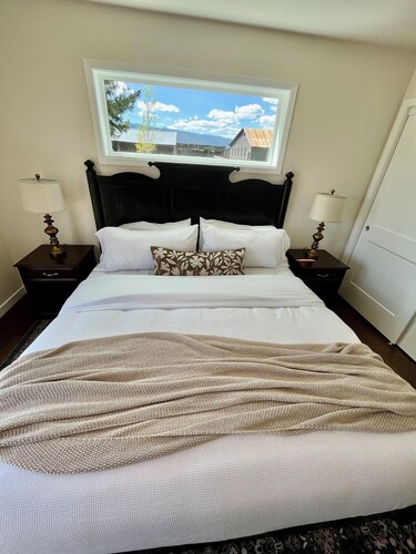 Beautiful Farmhouse Getaway with Panoramic Views