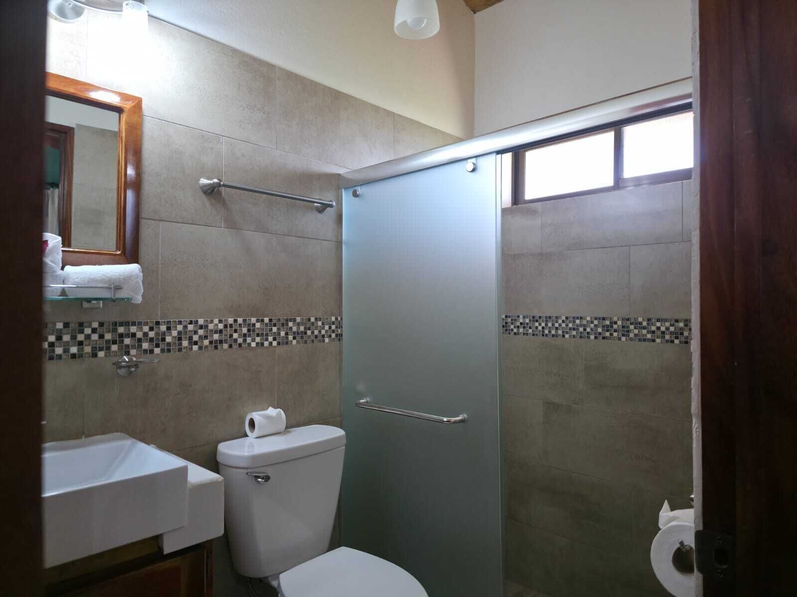Deluxe kamer, 1 twee- of 2 eenpersoonsbedden, uitzicht op bergen | Badkamer | Een haardroger, handdoeken, zeep, shampoo