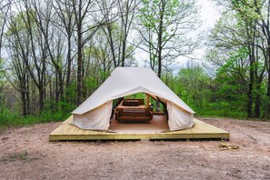 Outdoor spa tub - Glamping Outside Bentonville Only Minutes to OZ Trails (pineville)