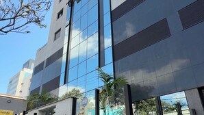 A modern building with reflective glass windows, a visible address number, and a clear sky. - LK Santa Efigênia 1 (Belo Horizonte)