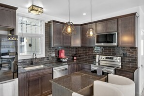 Private kitchen - Spacious 6-bedroom house in enchanting Detroit with AC (Detroit)