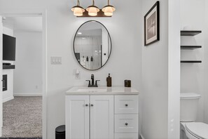 Shower, hair dryer, towels, soap - Spacious 6-bedroom house in enchanting Detroit with AC (Detroit)