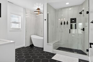 Shower, hair dryer, towels, soap - Spacious 6-bedroom house in enchanting Detroit with AC (Detroit)