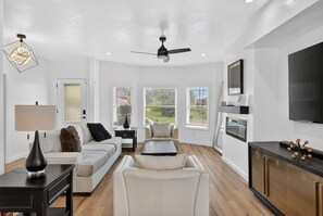 Living area - Spacious 6-bedroom house in enchanting Detroit with AC (Detroit)