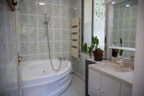 Jetted bath, hair dryer, towels, soap - Villa Olive Nature and Calanques (Marseille)