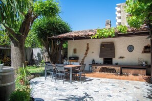 Outdoor dining - Villa Olive Nature and Calanques (Marseille)
