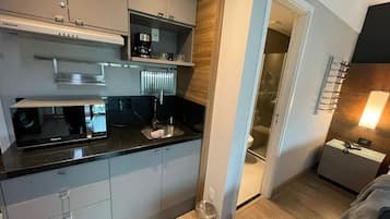 Deluxe Apartment, Balcony, City View | Private kitchen