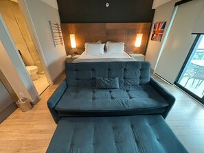 Lägenhet Deluxe - balkong - utsikt mot staden | Värdeförvaringsskåp på rummet och mörkläggningsgardiner