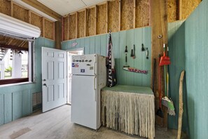 Interior - Tiki Bar~Golf Cart~BBQ~Expansive Decks~Beach Access (Bolivar Peninsula)