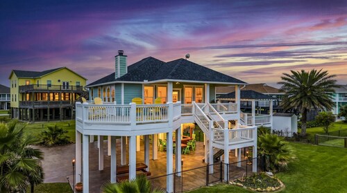 Tiki Bar~Golf Cart~BBQ~Expansive Decks~Beach Access