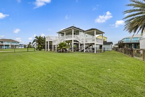 Exterior - Tiki Bar~Golf Cart~BBQ~Expansive Decks~Beach Access (Bolivar Peninsula)