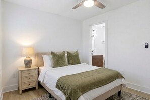 Room - Beachside 2BR/2BA Bungalow, 1 Block from the Ocean (Myrtle Beach)