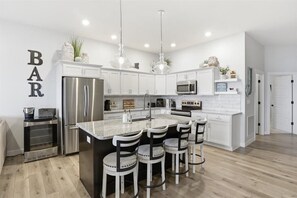 Fridge, microwave, stovetop, dishwasher