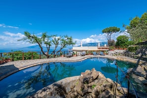A clear blue sky, a swimming pool with a stone deck, and a view of the sea. - Villa Vesuvius Skyview With Amazing Pool & Terrace (Sorrento)