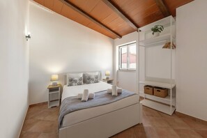 4 quartos, berço de viagem, acesso à internet, roupa de cama