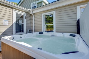 Outdoor spa tub - Deck & Hot Tub: Family Home 5 Mi to Wine Trails (Ovid)