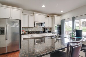 Fridge, microwave, stovetop, dishwasher