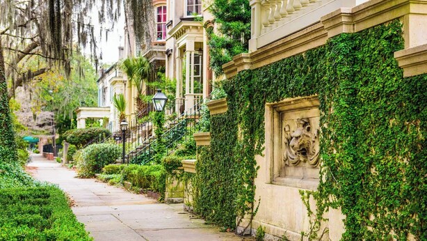 Property grounds - Charming 2BR w/ Porch • Historic Stay Near Forsyth Park (Savannah)