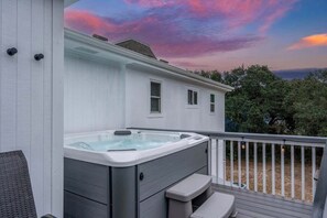 Hot tub under the stars! - Dog Friendly, Heated Pool, Hot Tub, 5Min to Beach! (Southern Shores)