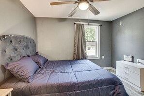 Internet, bed sheets - Lake Tawakoni Basecamp: Covered Patio + Fire Pit! (Wills Point)