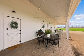 Outdoor dining - Lakefront Barndominium on 40 Private Acres - Pontoon - Sleeps 10 (Humboldt)