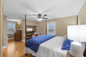 Room - Lakefront Barndominium on 40 Private Acres - Pontoon - Sleeps 10 (Humboldt)