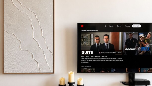 A television displaying a Netflix interface with the title 'SUITS' and a description of a show. - Santa Tecla | Modern high-floor apartment (Santa Tecla)