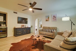 TV - 4 Mi to Old Town! Extended Desert Escape w/ Pool (Phoenix)