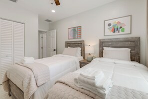 Desk, iron/ironing board, travel cot, Internet - 4 Mi to Hard Rock Casino! Duplex Near I-595 & I-95 (Fort Lauderdale)