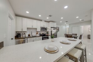 Fridge, microwave, stovetop, dishwasher - 4 Mi to Hard Rock Casino! Duplex Near I-595 & I-95 (Fort Lauderdale)