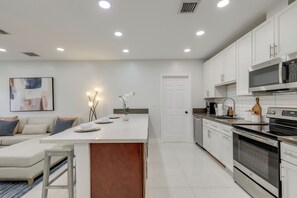 Fridge, microwave, stovetop, dishwasher - 4 Mi to Hard Rock Casino! Duplex Near I-595 & I-95 (Fort Lauderdale)