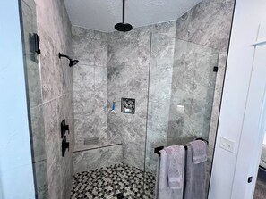 Ducha, secador de pelo, toallas, jabón