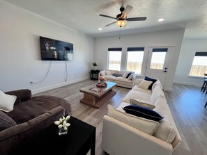 Smart TV - Spacious 4-bedroom Home with Beautiful Views (Winnemucca)