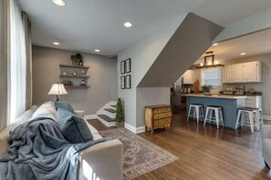 Living area - Spacious 4-bedroom house in adorable Hendersonville with AC (Hendersonville)