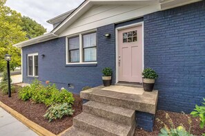Exterior detail - Spacious 4-bedroom house in adorable Hendersonville with AC (Hendersonville)