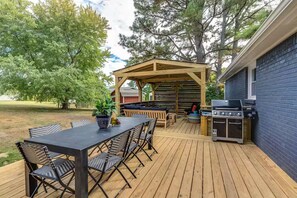 Outdoor dining - Spacious 4-bedroom house in adorable Hendersonville with AC (Hendersonville)