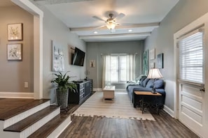 Living area - Spacious 4-bedroom house in adorable Hendersonville with AC (Hendersonville)