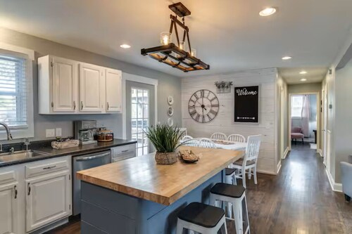 Spacious 4-bedroom house in adorable Hendersonville with AC