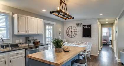 Spacious 4-bedroom house in adorable Hendersonville with AC