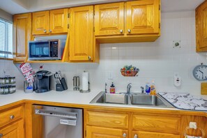 Fridge, microwave, stovetop, dishwasher - 2 Mi to Sand! Port Charlotte Condo w/ Pool Access (Port Charlotte)