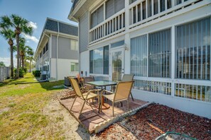 Outdoor dining - 2 Mi to Sand! Port Charlotte Condo w/ Pool Access (Port Charlotte)