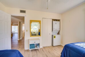 Internet, bed sheets - 2 Mi to Sand! Port Charlotte Condo w/ Pool Access (Port Charlotte)