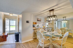 Dining - 2 Mi to Sand! Port Charlotte Condo w/ Pool Access (Port Charlotte)