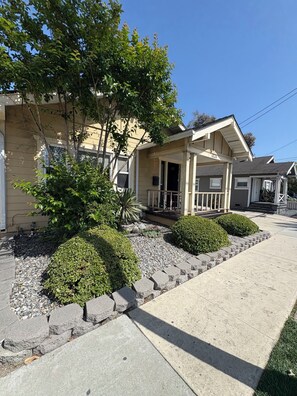 Exterior - Royal Palms Long Beach Bungalow (Long Beach)