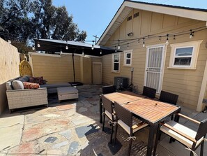 Outdoor dining - Royal Palms Long Beach Bungalow (Long Beach)